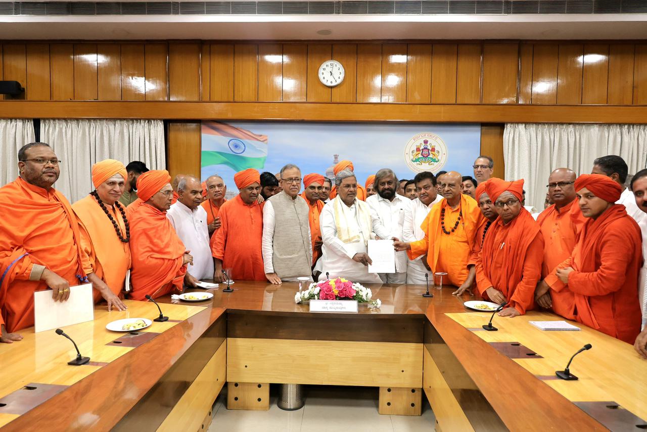ಬಸವಣ್ಣನವರನ್ನು ಸಾಂಸ್ಕೃತಿಕ ನಾಯಕ ಅಥವಾ  ರಾಯಭಾರಿಯನ್ನಾಗಿಸಲು ಸ್ವಾಮೀಜಿಗಳು-ಚಿಂತಕರ ಒಕ್ಕೋರಲ ಒತ್ತಾಯ;. ಕ್ಯಾಬಿನೆಟ್ ನಲ್ಲಿ ಇಟ್ಟು ತೀರ್ಮಾನ ತೆಗೆದುಕೊಳ್ಳಲಾಗುವುದು: ಮುಖ್ಯಮಂತ್ರಿ ಸಿದ್ದರಾಮಯ್ಯ