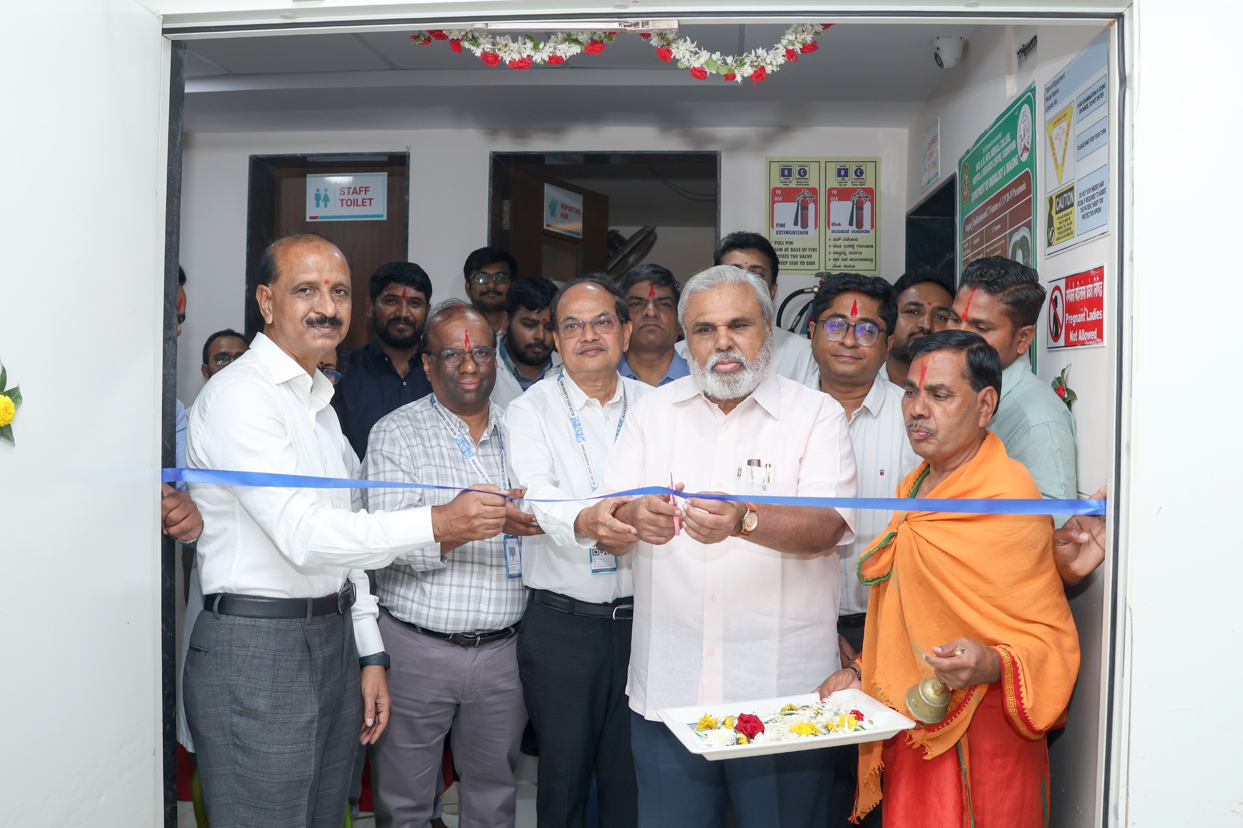 ದಿನಾಂಕ 07.07.2025 ರಂದು ಬಿ ಎಲ್ ಡಿ ಈ  ಡಿಮ್ಡ್ ವಿಶ್ವವಿದ್ಯಾಲಯ ಶ್ರೀ. ಬಿ ಎಂ. ಪಾಟೀಲ ವೈದ್ಯಕೀಯ ಕಾಲೇಜು ಆಸ್ಪತ್ರೆ ಹಾಗೂ ಸಂಶೋಧನಾ ಕೇಂದ್ರದ ಕ್ಷ-ಕಿರಣ ವಿಭಾಗದಲ್ಲಿ ನೂತನವಾಗಿ ( GE CT Scan 32 Slice ) ಜಿಈ ಸಿಟಿ ಸ್ಕ್ಯಾನ್ ಯಂತ್ರವನ್ನು ಅನುಷ್ಠಾಪನೆ 